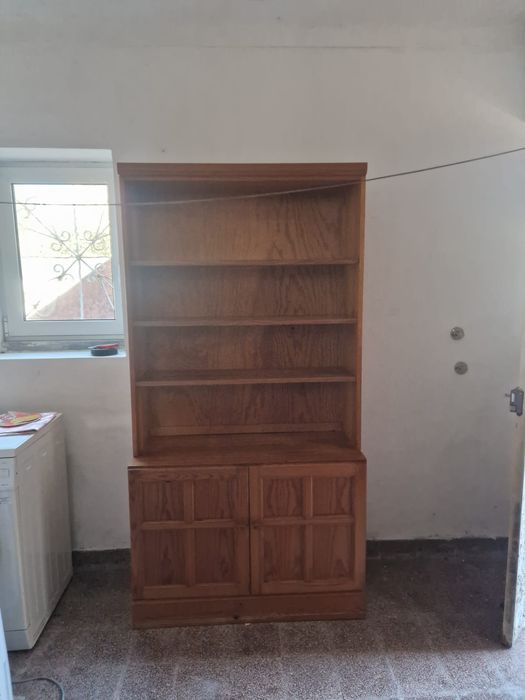Armário/Prateleiras de madeira em bom estado