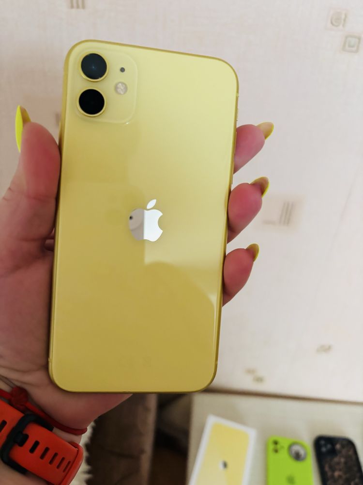 IPhone 11  / 126 ГБ/ гарний стан/жовтого кольору/5 чохлів в подарунок