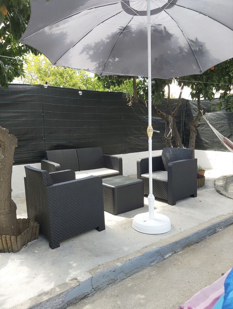 Conjunto de jardim: Sofá com 2 cadeirões e mesa de arrumos