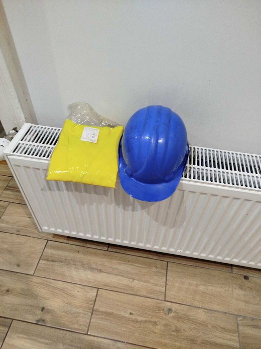 Kask ochronny i nowa kamizelka odblaskowa