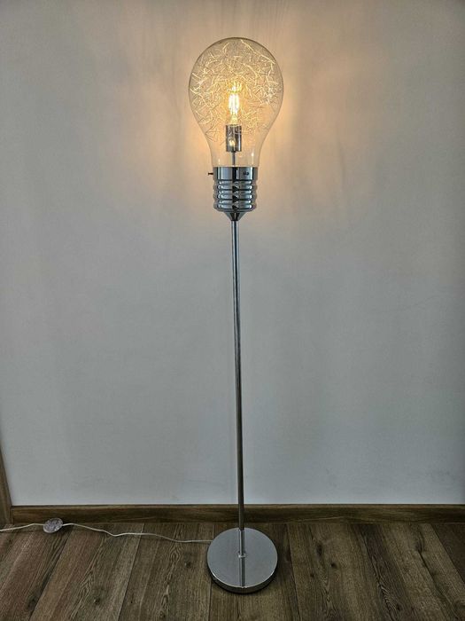 Lampa podłogowa typu "żarówka"