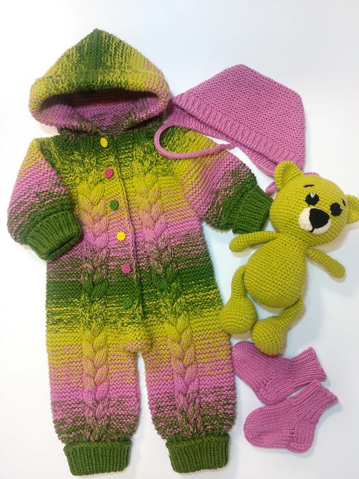 Вязаный комплект (комбинезон, чепчик, носочки и мишка)
