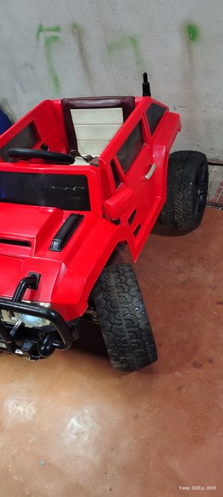 Дитячий електромобіль