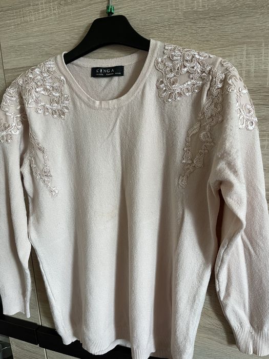 Sweterek z koronkowymi ozdobami