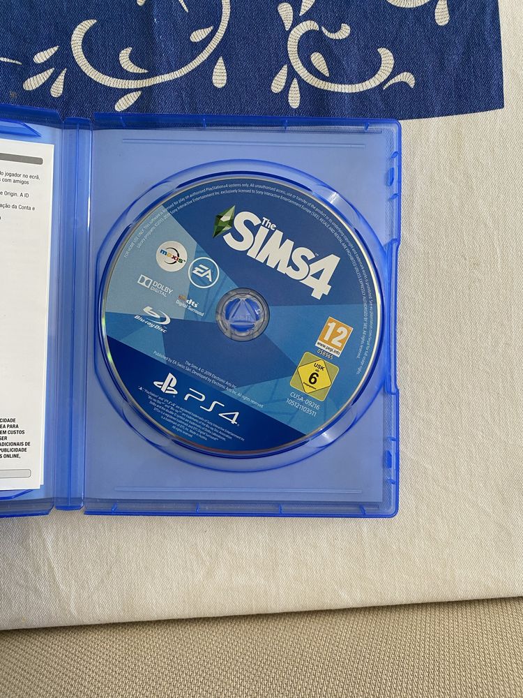 Jogo Sims4 PS4 c/ duas expansões