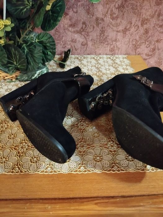 Ботильони шикарні з натуральної замші.