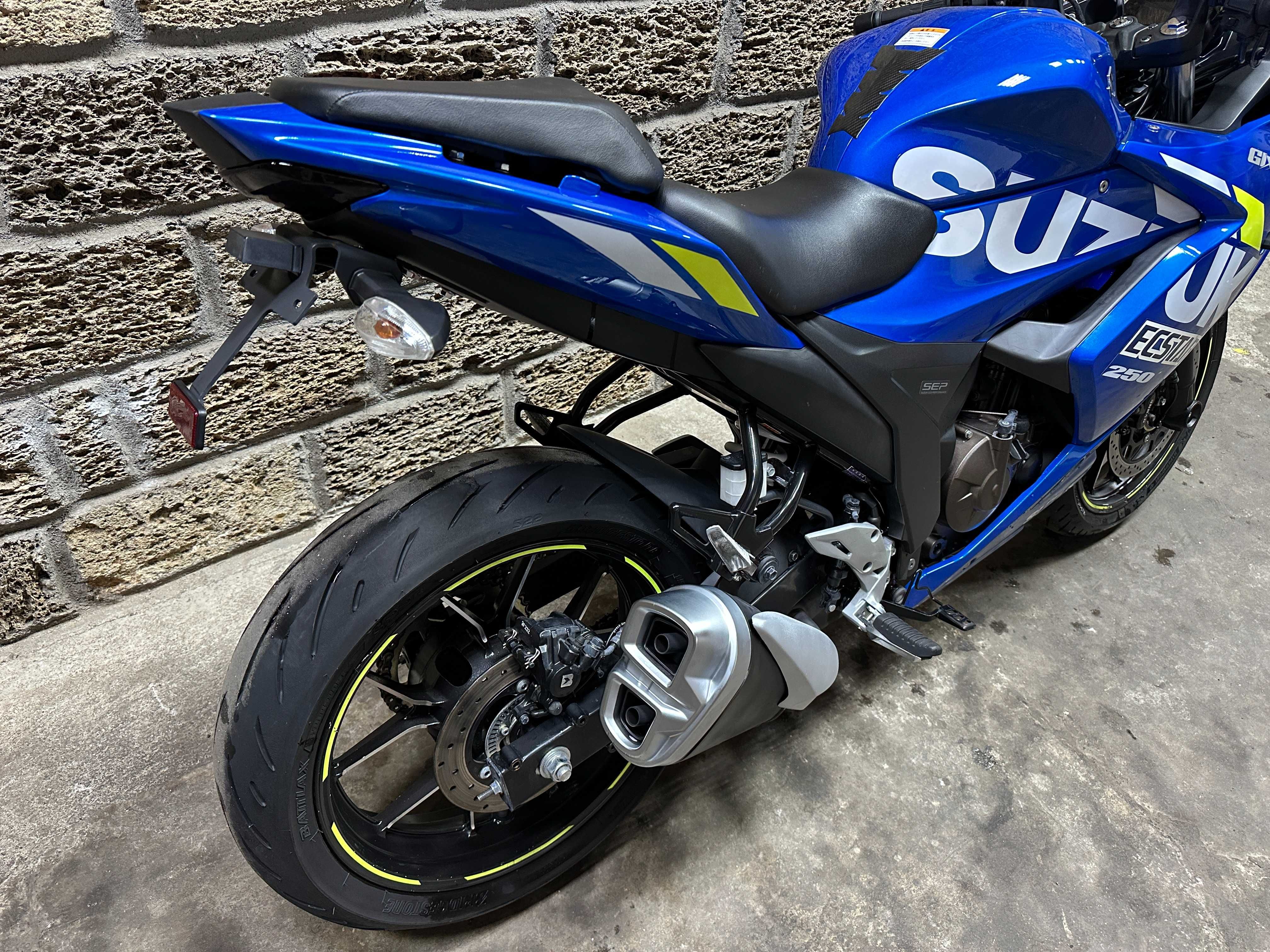 Suzuki GIXXER250SF Джіксер