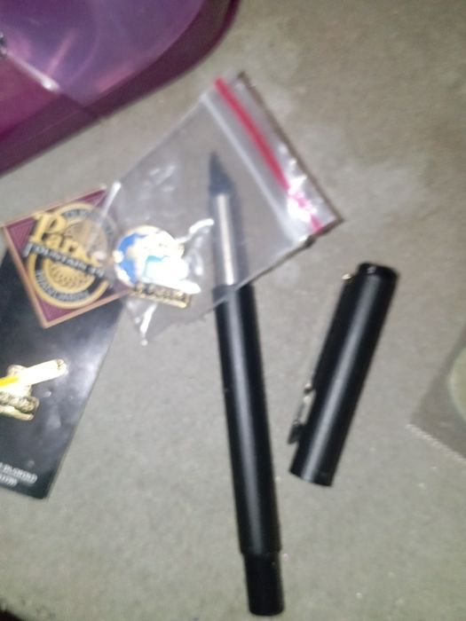 Caneta Parker mais dois pins da Parker ainda com duas ofertas