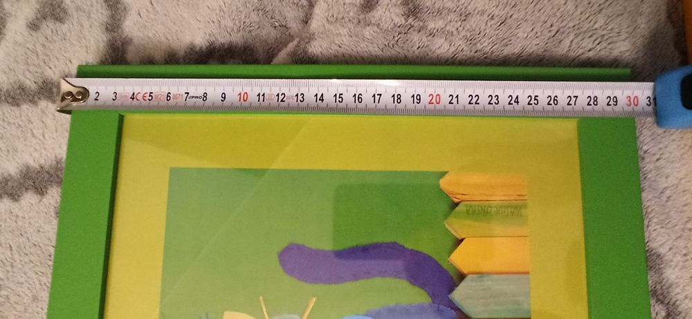 Dwie kolorowe ramki na zdjęcia z obrazkami.