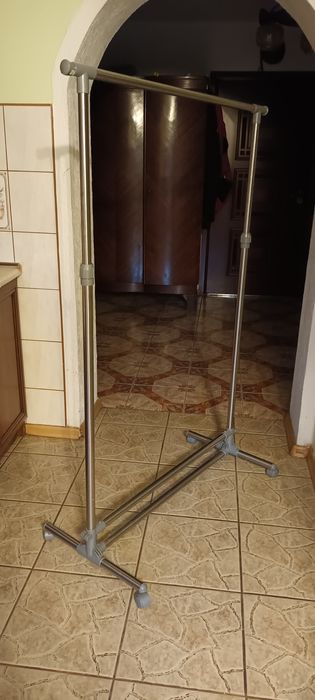 Wieszak na ubrania - Srebrny solidny na kółkach