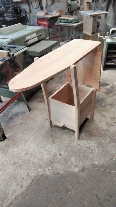 Tábua engomar e banco de madeira