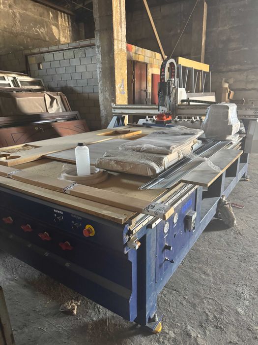 Фрезерний верстат з ЧПК з вакуумним столом ,автоматична заміна фрези