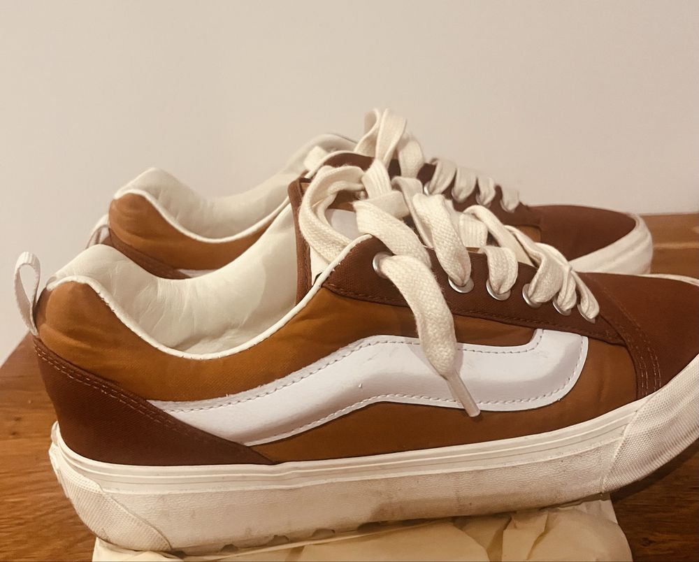Vans Knu Skool cor marrom com dois atacadores