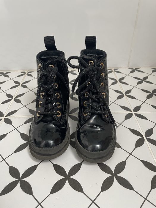 Trapery H&M lakierowane.