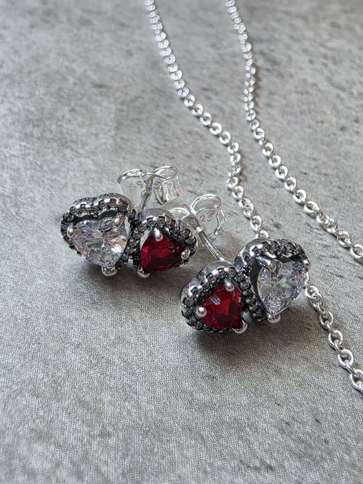 Komplet biżuterii Pandora naszyjnik i kolczyki z serduszkami