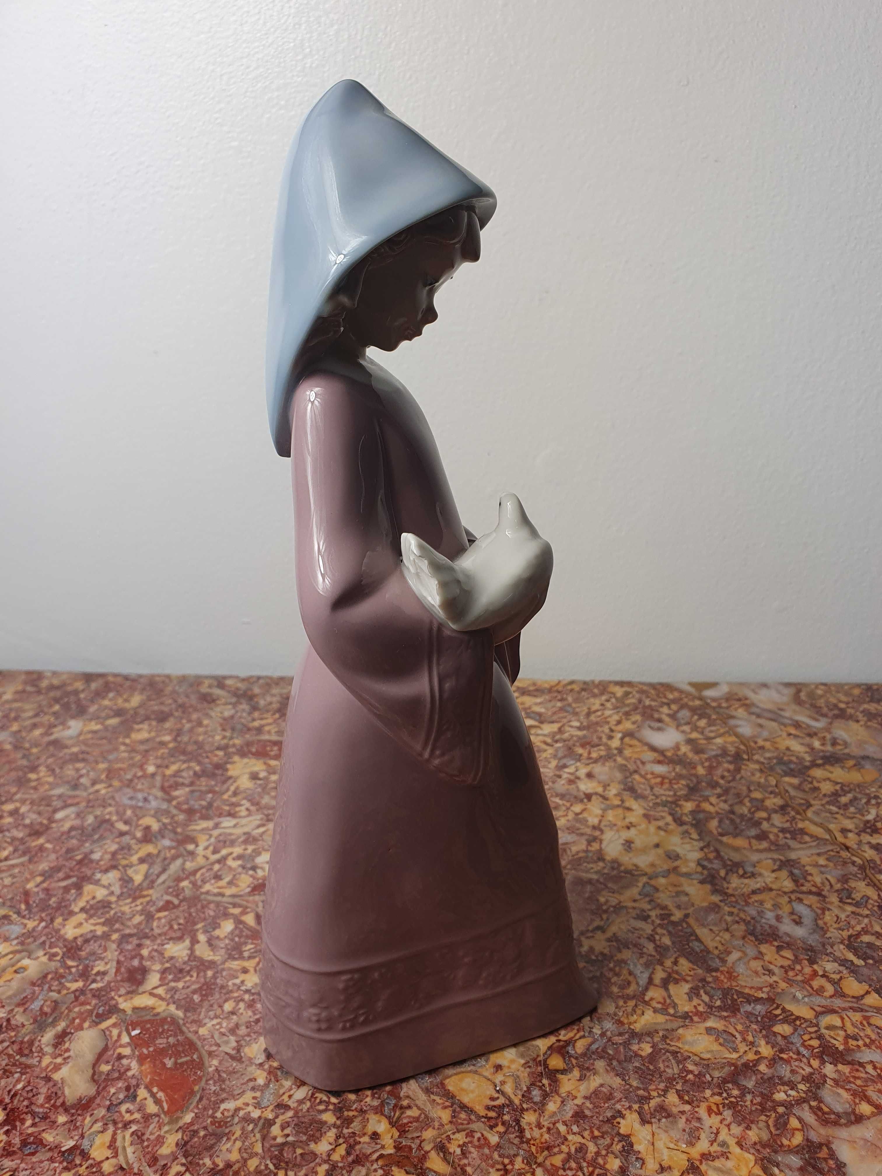 Duża Figurka Nao Lladro "Dziewczyna z gołąbkiem" porcelana 27 cm