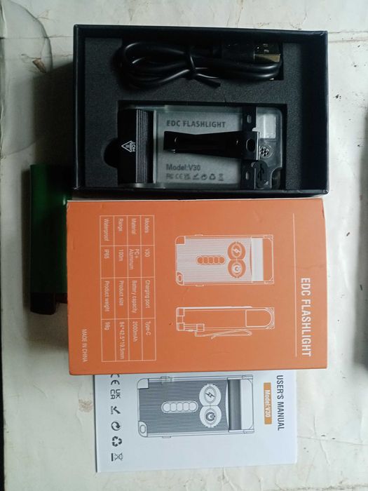 Boruit  V30 фонарь EDC