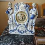 Figurka porcelanowa z zegarkiem