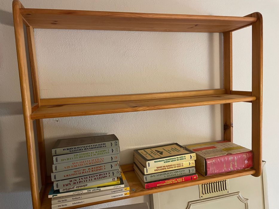 2 estantes de madeira estão em Alverca