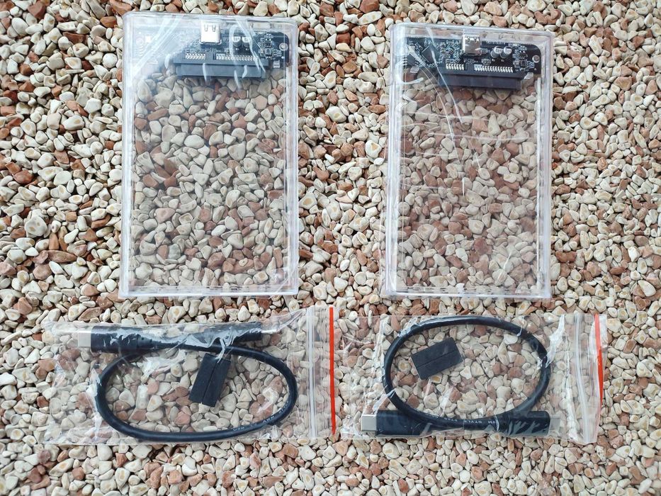 Dwie obudowy na dyski 2,5'' SSD, HDD. Ze złączem USB-C. Przeźroczyste.