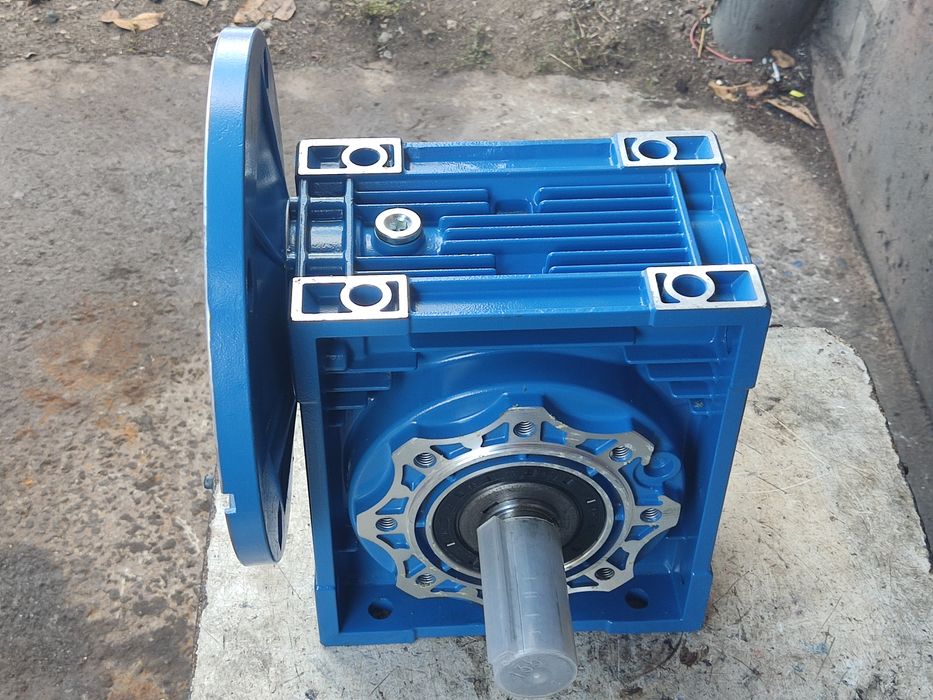 мотор-редуктор NMRV090 на 47, 56, 70, 93, 140 об/мин 4 кВт 500 Н.м.