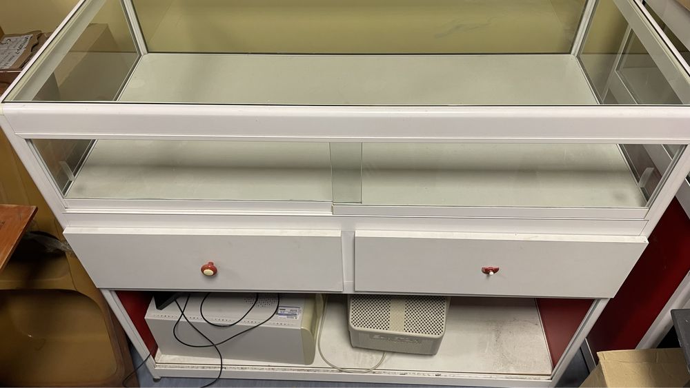 Balcões em aluminio com vidros com arrumação atrás