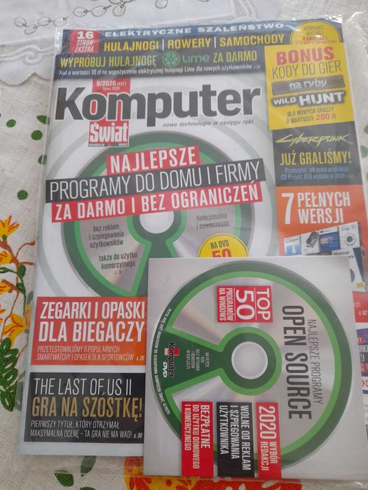 Komputer Świat z płytami zafoliowana