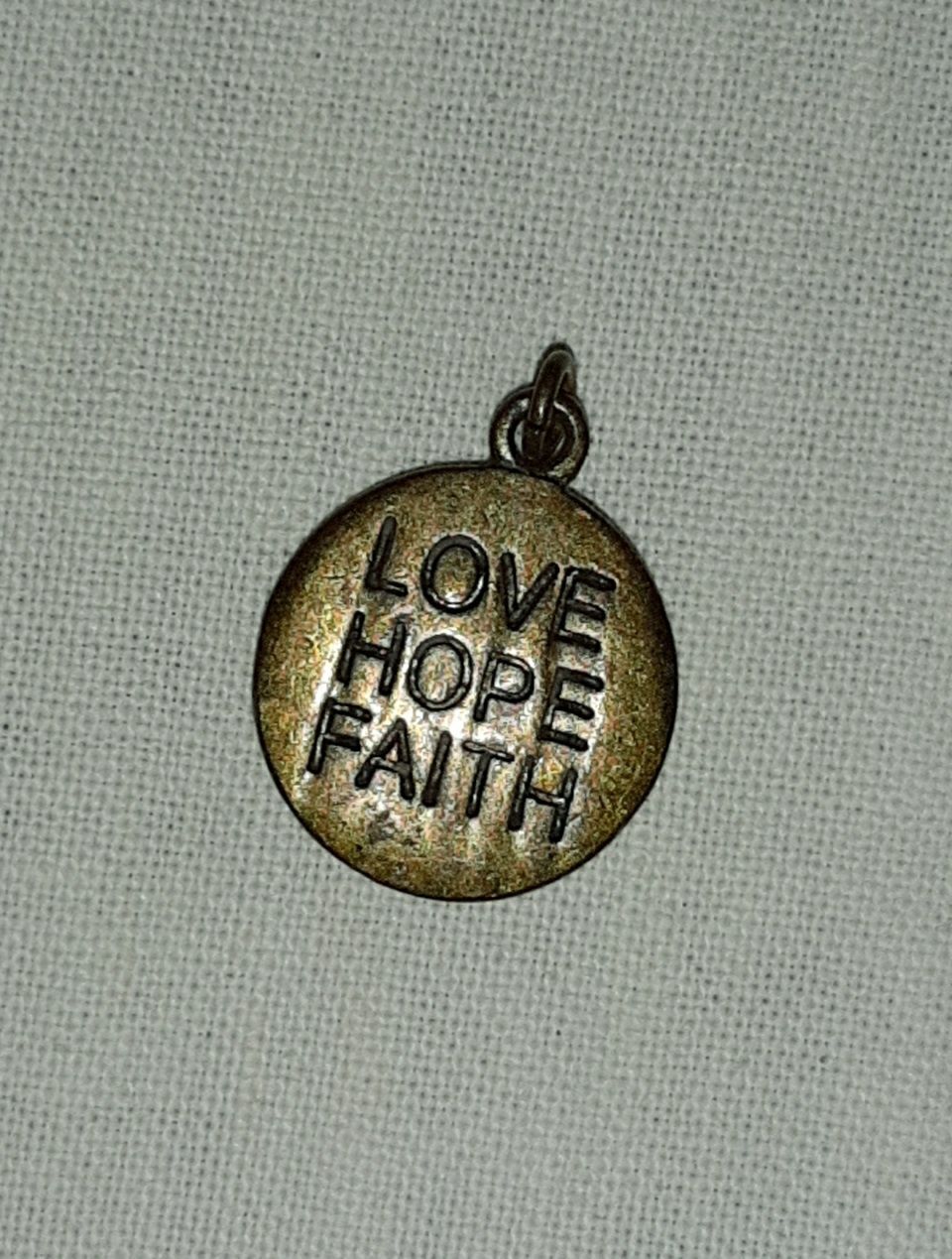 Zawieszka Motywacyjna Love Hope Faith Wiara Nadzieja Miłość wisiorek