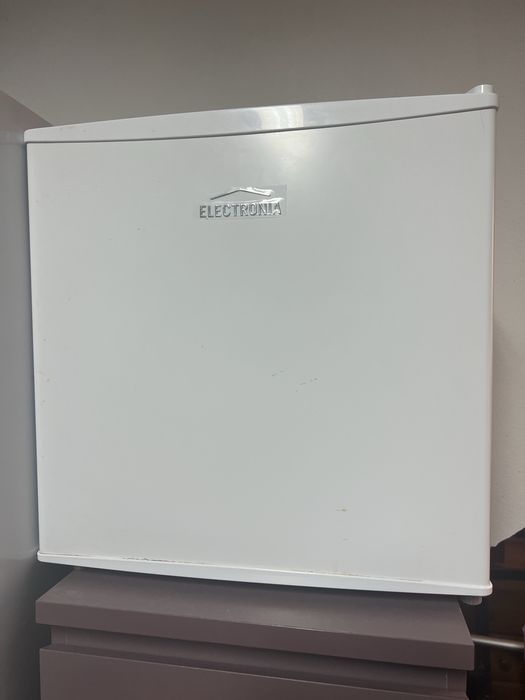 Frigorifico semi novo.