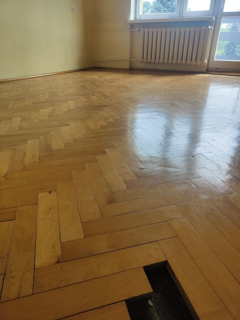 Parkiet z demontażu w dużym domu (łącznie ponad 100 m2)