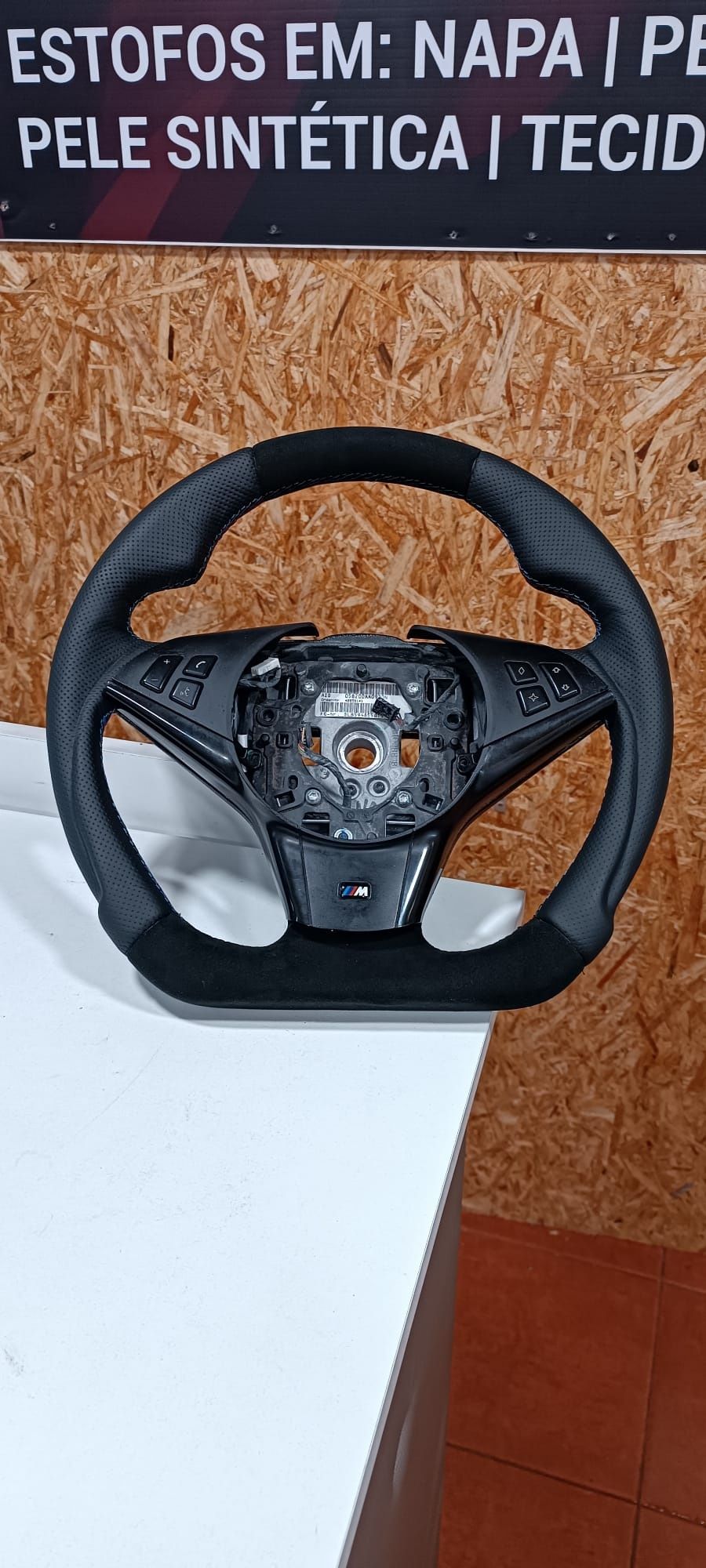 volante BMW E 60 em pele liza, pele perfurada costuras pack M,