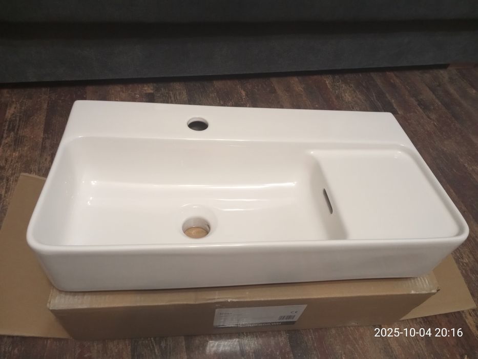 Umywalka wisząca lub nablatowa