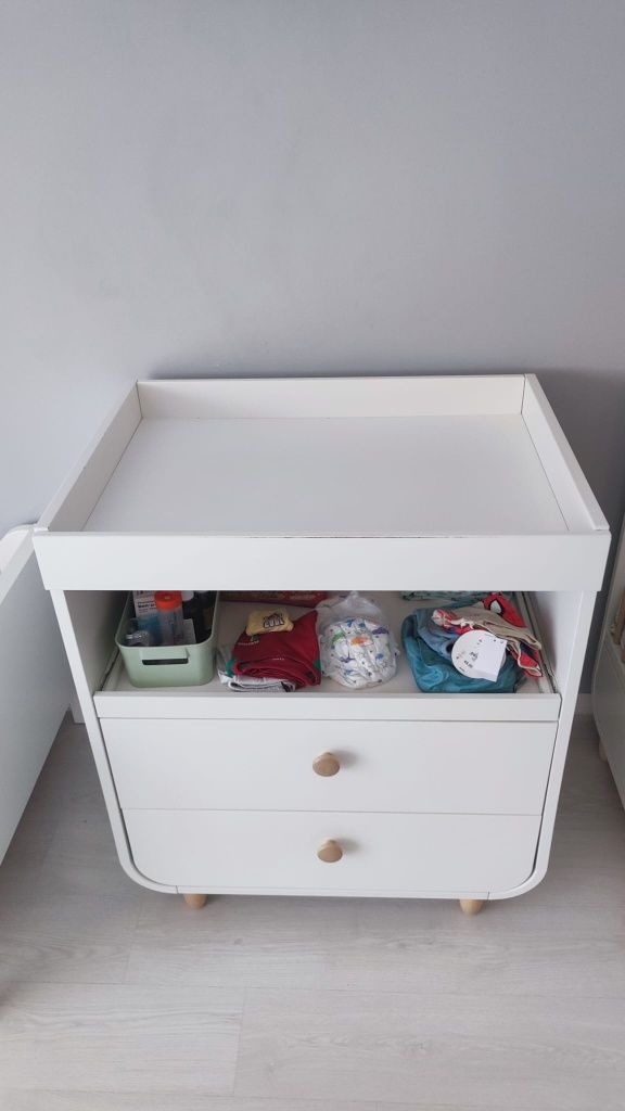 Vendo conjunto MYLLRA cómoda e berço.