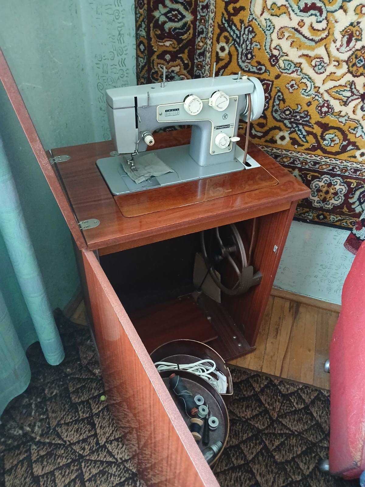 Побутова швейна машина "Подольск 142", б/у, в хорошому стані