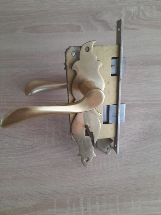 Замок врізний,до деревяних дверей