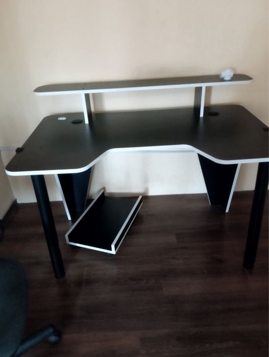 Компьютерный стол. черный белый