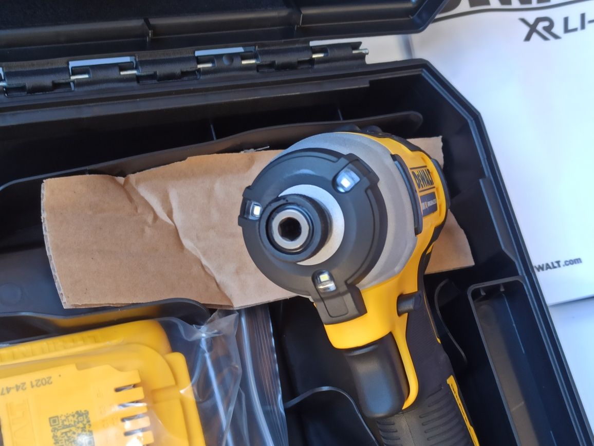 Шуруповерт акумуляторный ударний безщеточный DeWALT DCF809D2T (ДеВольт