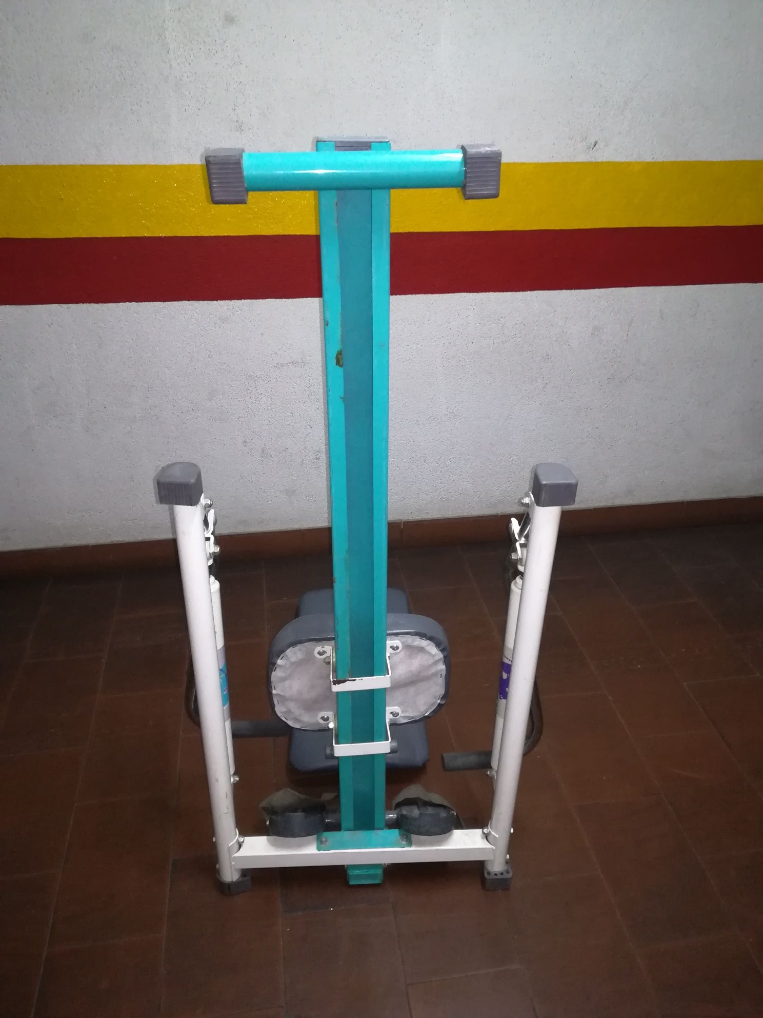 Máquina de remo e exercícios