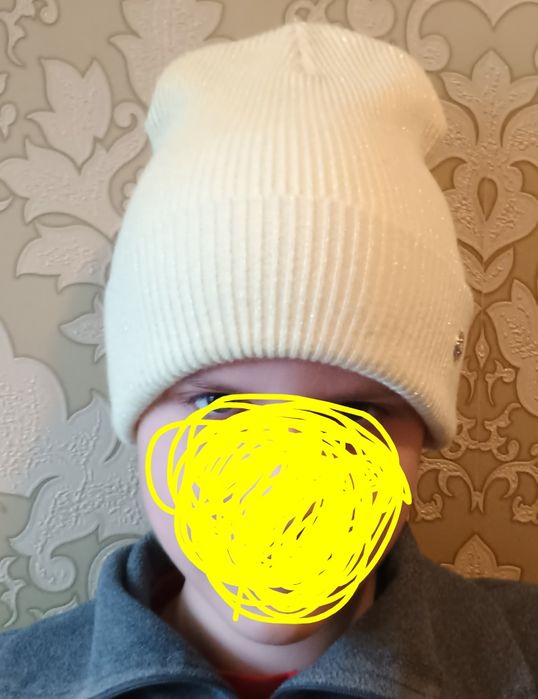 Стильна жовта шапка з люрексом.