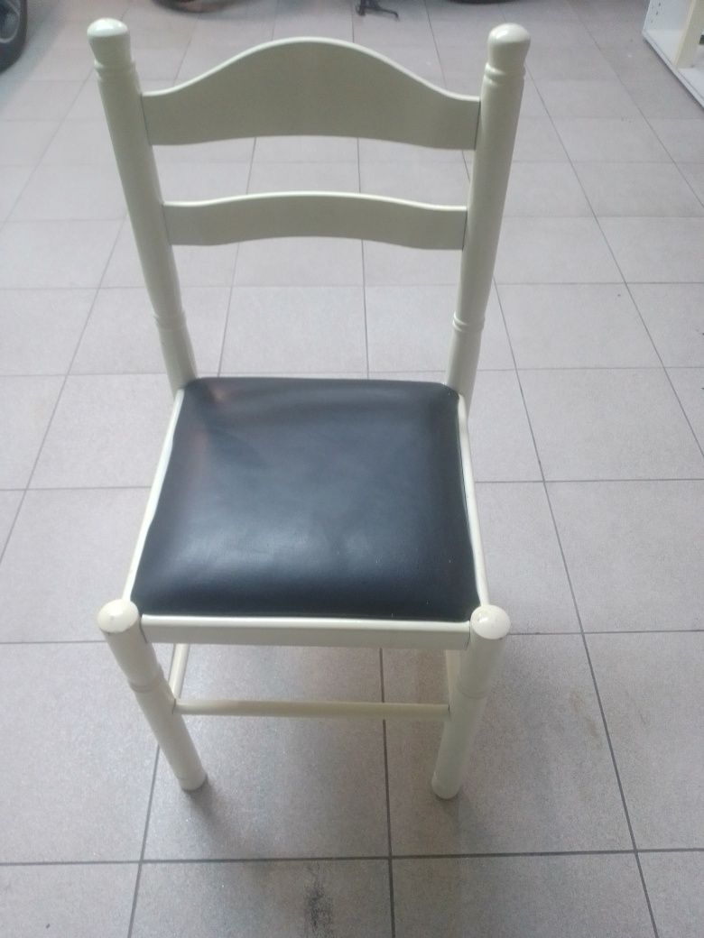 Cadeira de cozinha em lacado branco com acento em pele preta