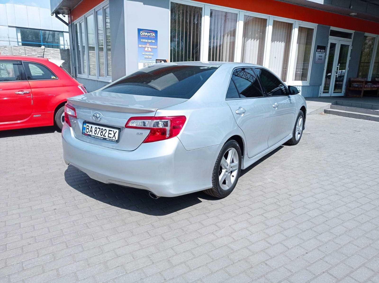 Toyota Camry 2014 року 2,5 газ/бензин