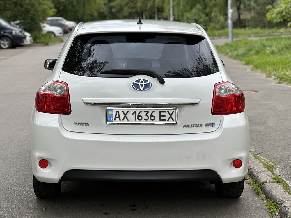 Продам авто Toyota Auris 2011 1.8 гибрид