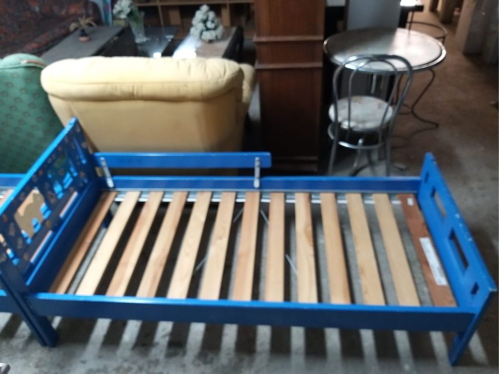 Cama de criança azul