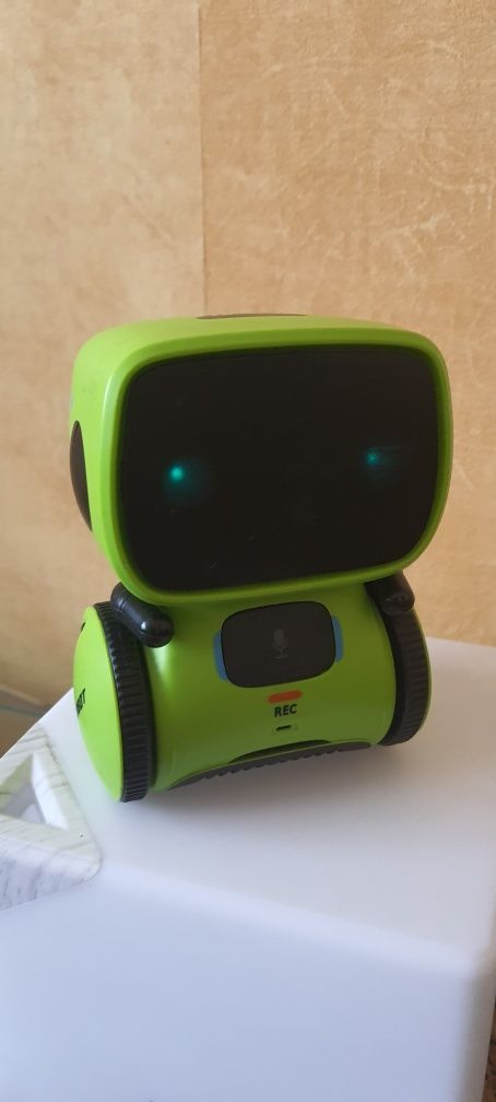 Интерактивный робот с голосовым управлением – AT-ROBOT