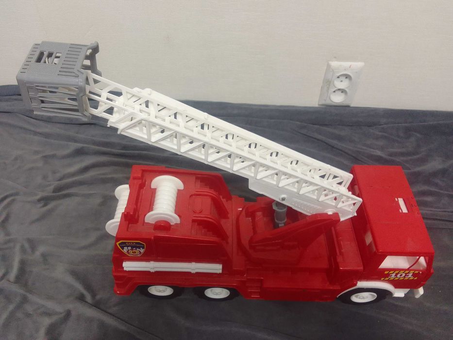 Іграшка велика пожежна машина з висувною драбиною