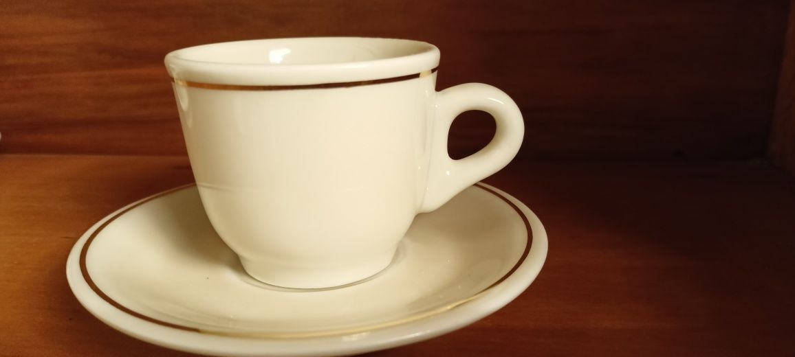 Sześć filiżanek z podstawkami inker porcelana chorwacka kolor ecru