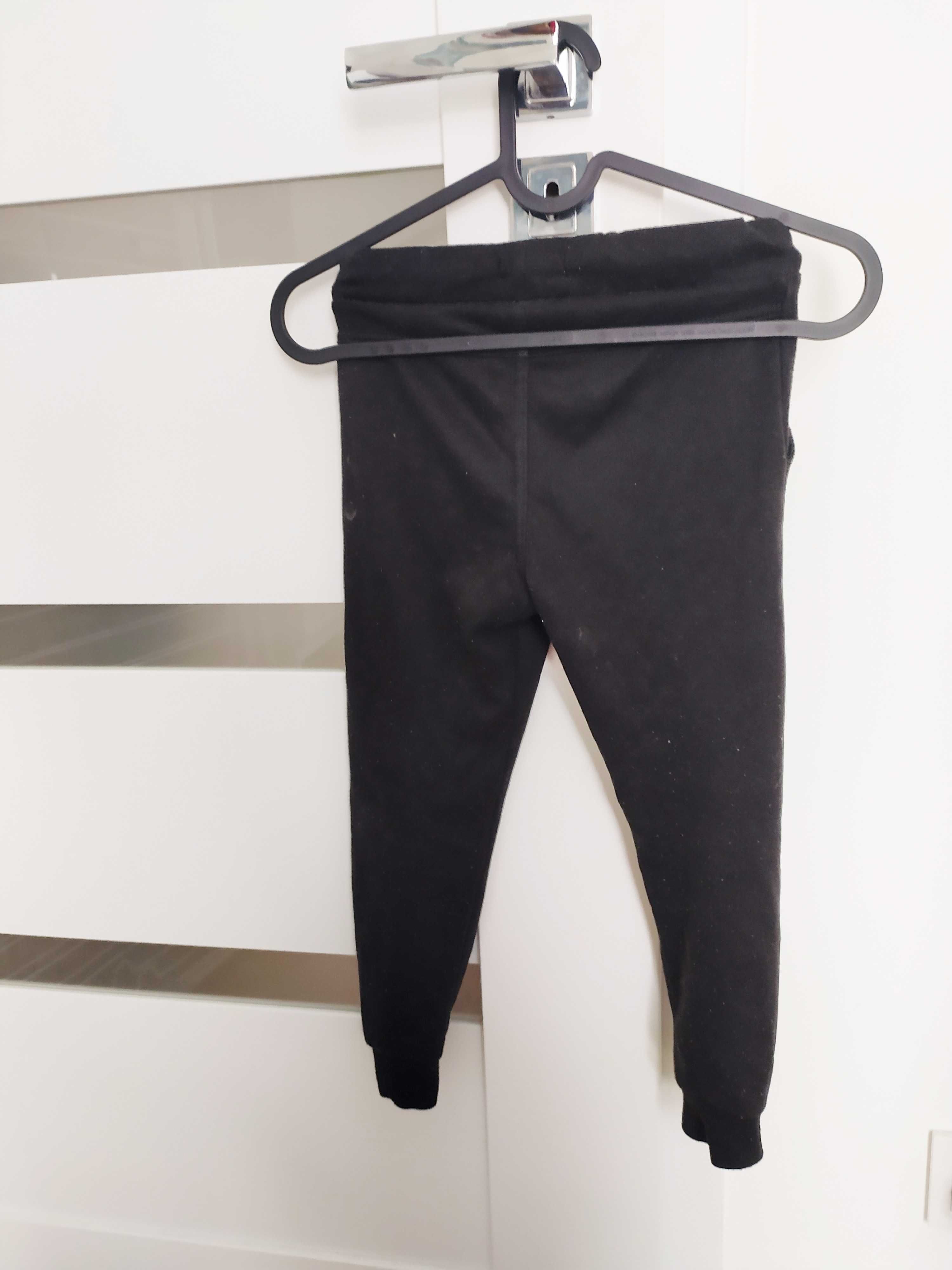 Czarne spodnie dresowe chłopięce 116