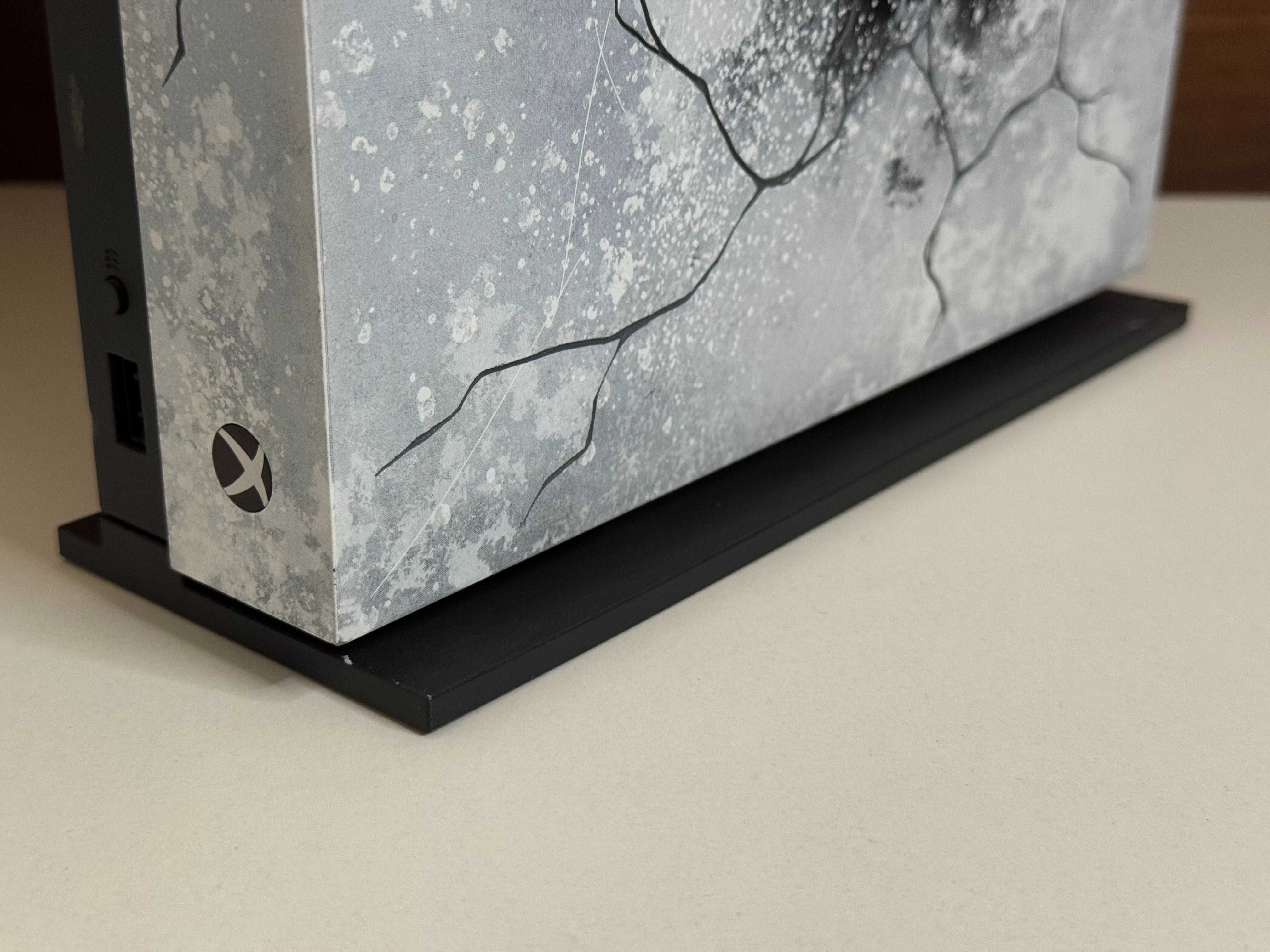 Konsola XBOX ONE X 1TB Metal Gear Solid Edition z Padem i Ładowarką