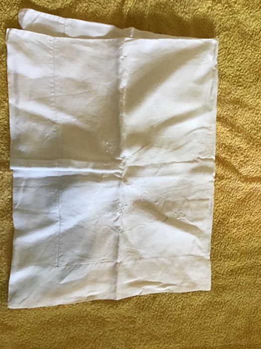 fronha de almofada branca bordada antiga