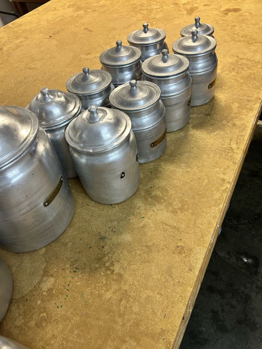 Conjunto de potes antigos em aluminio